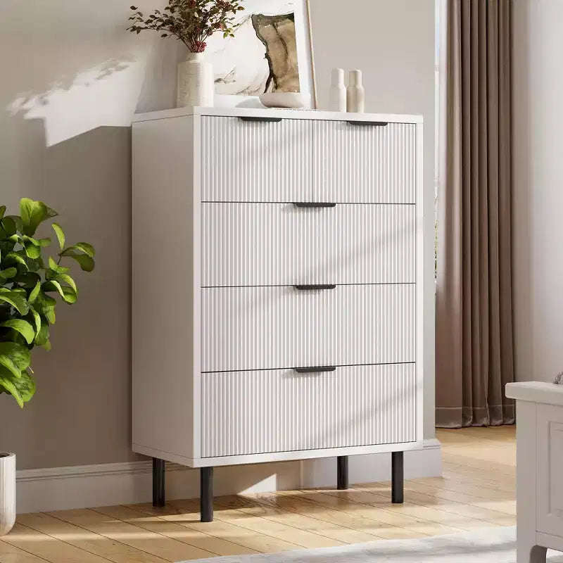 Comò a 5 cassetti Wave Fluted, cassettiera alta, organizer largo in legno con cassetti profondi, mobili moderni bianchi per camera da letto