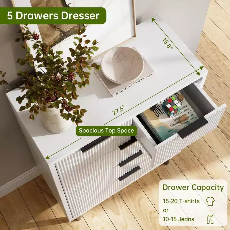 Comò a 5 cassetti Wave Fluted, cassettiera alta, organizer largo in legno con cassetti profondi, mobili moderni bianchi per camera da letto