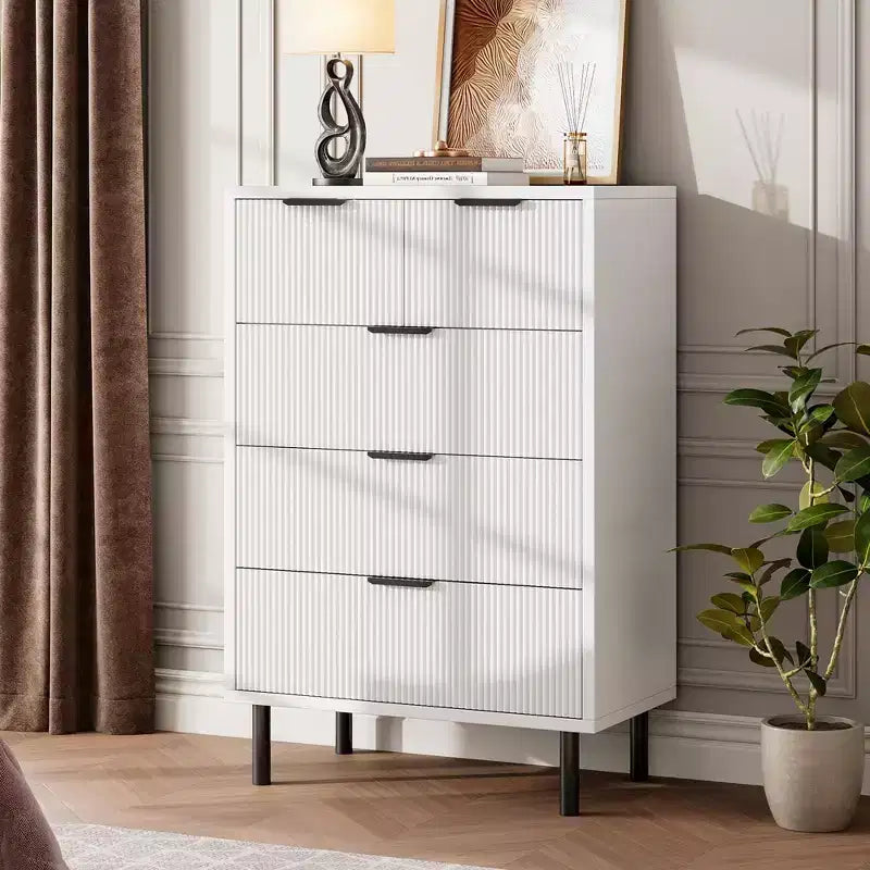 Comò a 5 cassetti Wave Fluted, cassettiera alta, organizer largo in legno con cassetti profondi, mobili moderni bianchi per camera da letto