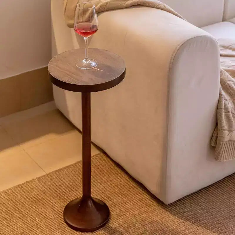 Tavolino rotondo con piedistallo – piano in legno, base in metallo anticato, espresso chiaro