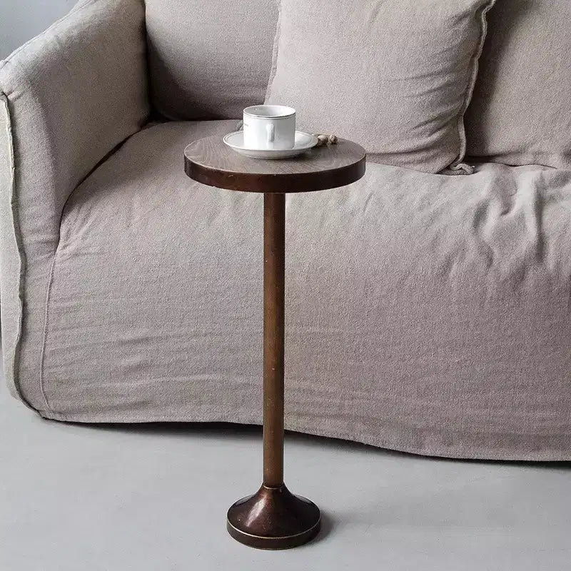 Tavolino rotondo con piedistallo – piano in legno, base in metallo anticato, espresso chiaro
