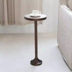 Tavolino rotondo con piedistallo – piano in legno, base in metallo anticato, espresso chiaro