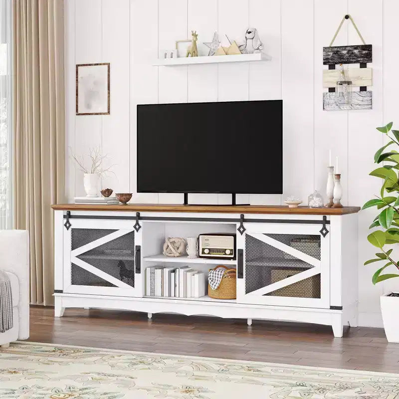 Mobile porta TV in stile rustico per TV fino a 70" – Anta scorrevole a fienile, ripiani aperti, bianco e marrone, 66"L