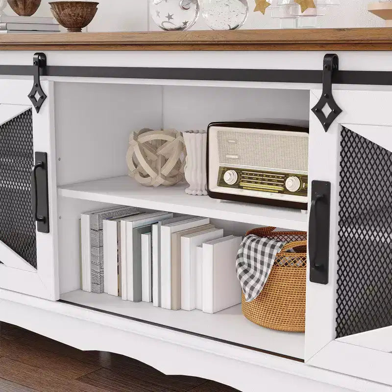 Mobile porta TV in stile rustico per TV fino a 70" – Anta scorrevole a fienile, ripiani aperti, bianco e marrone, 66"L