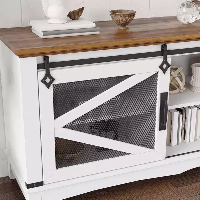 Mobile porta TV in stile rustico per TV fino a 70" – Anta scorrevole a fienile, ripiani aperti, bianco e marrone, 66"L