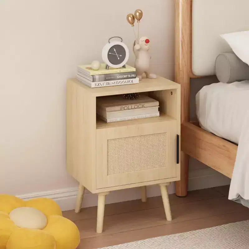 Comodino in Rattan da 22,83'' H, Tavolino con Ante e Ripiani aperti, Tavolino d'Appoggio con Gambe in Legno Massiccio per Camera da Letto, Dormitorio e Piccoli Spazi, Quercia