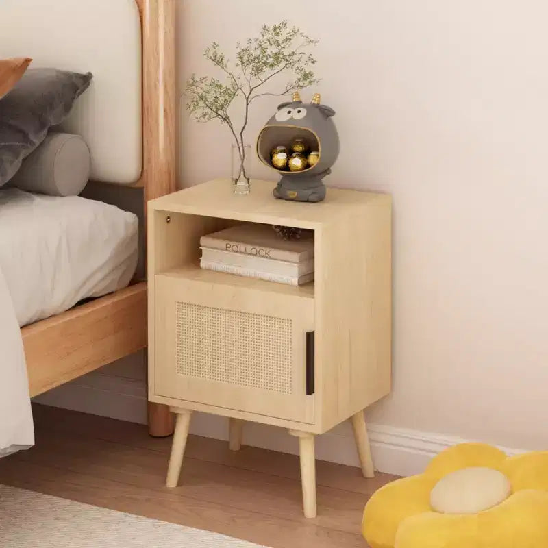 Comodino in Rattan da 22,83'' H, Tavolino con Ante e Ripiani aperti, Tavolino d'Appoggio con Gambe in Legno Massiccio per Camera da Letto, Dormitorio e Piccoli Spazi, Quercia