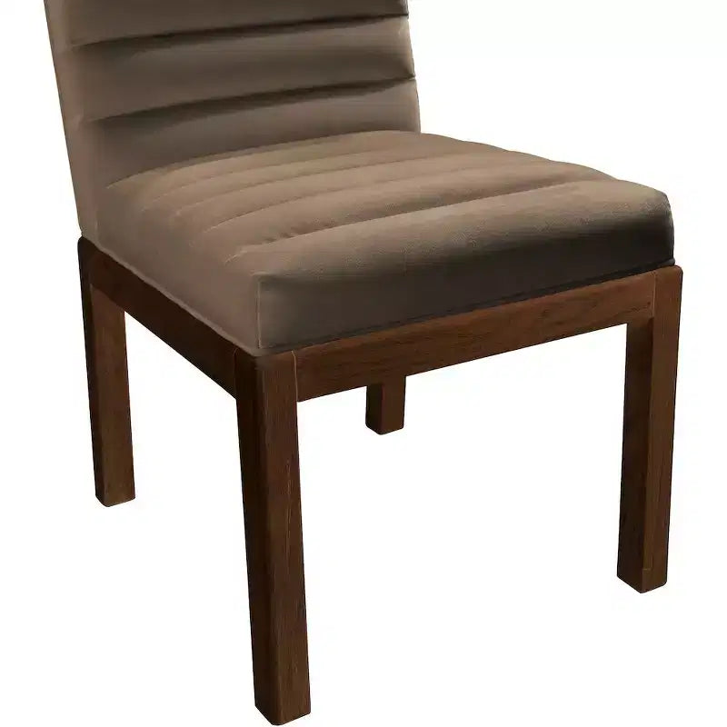 Sedia da pranzo in velluto – Trapuntatura profonda a canali, gambe in legno di frassino noce, design contemporaneo