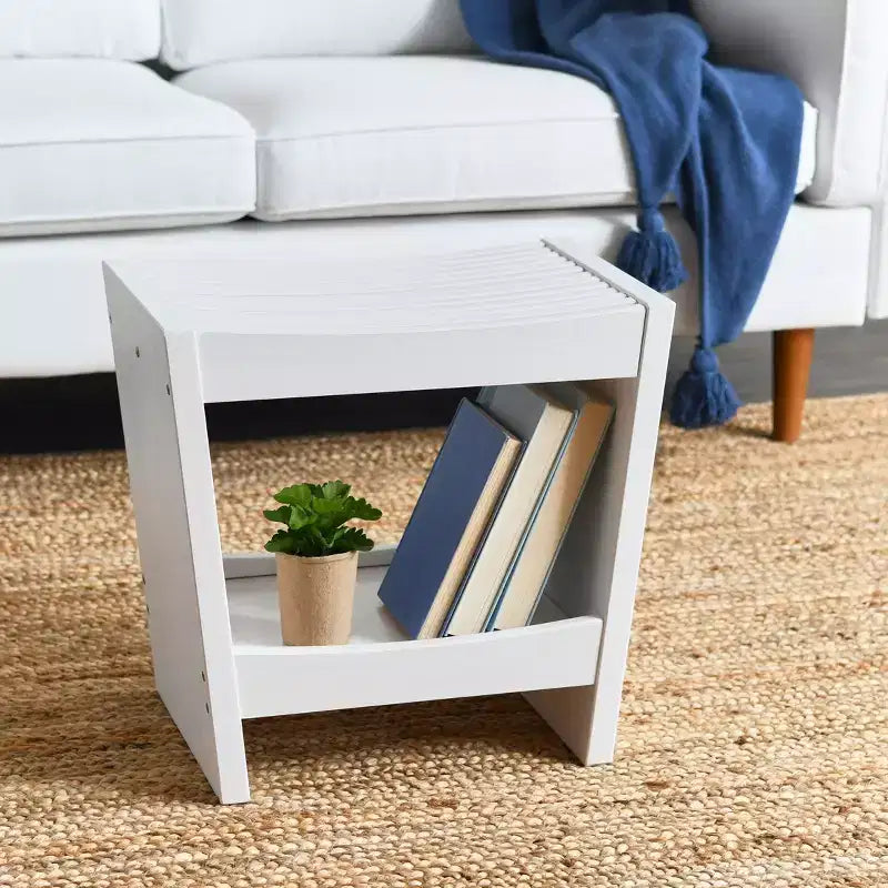 Sgabello in Legno Massello a Doghe Bianche con Ripiano Contenitore – 47.6 cm L, Ergonomico, Stile Rustico