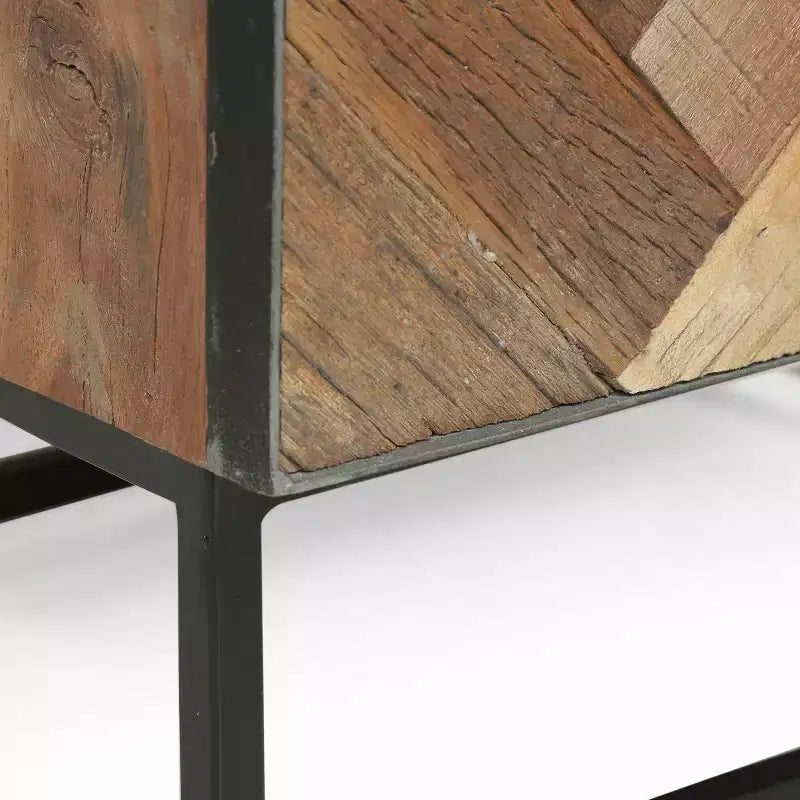 Comodino Boho fatto a mano in legno riciclato – Base in ferro, design a doghe a zig-zag, 57,7 cm H