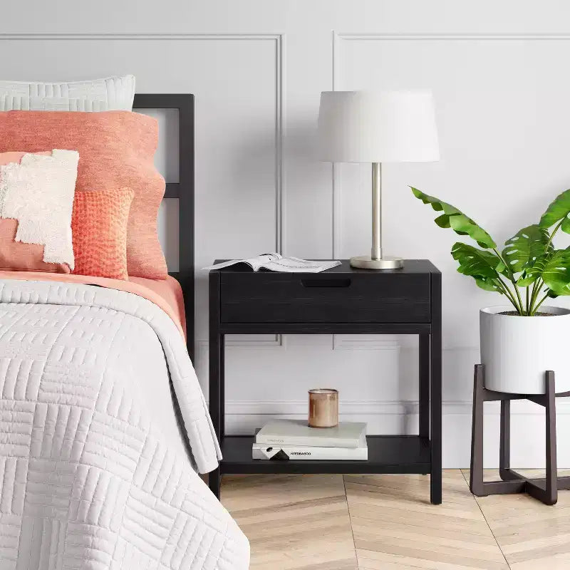 Comodino nero con cassetto e ripiano aperto – Struttura in legno, 66,7 cm H, camera da letto moderna