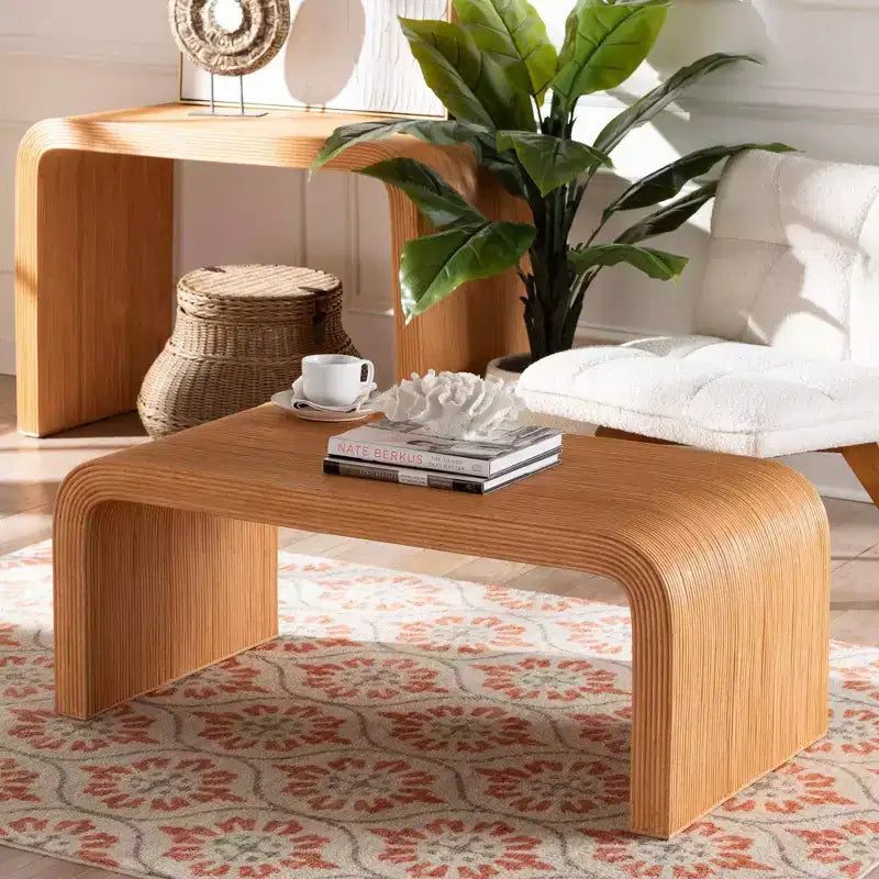 Tavolino da caffè in rattan scanalato – Miele Chiaro, Struttura in Mogano, Silhouette a Cascata, 44,5"L